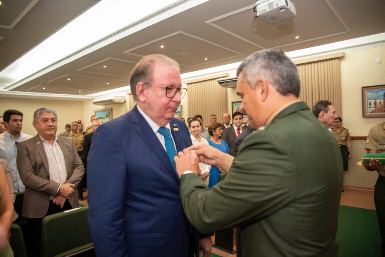 Ricardo_Cavalcante_recebe_Medalha_Ordem_Merito_Militar_2023_FOTO_Jose_Sobrinho_-2